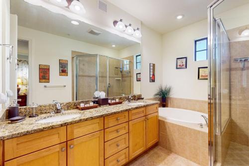 bagno con 2 lavandini, vasca e doccia di Villa Bonita Sol a Naples