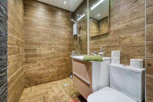 un baño con inodoro y lavabo en Spacious 4 Bedroom Apt Near West End Glasgow, en Glasgow