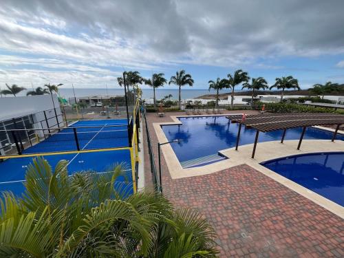 Luxurious house with private beachの敷地内または近くにあるプール