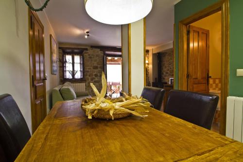 a dining room table with chairs and a basket on it at Apartamentos Rurales Los Brezos* in Cotillo