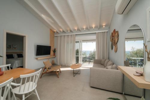 TV a/nebo společenská místnost v ubytování Aegean View Villa