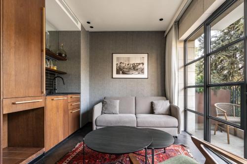 a living room with a couch and a table at מלון רמב"ן ירושלים - קבוצת מחניודה in Jerusalem