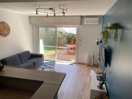 un salon avec un canapé et une table dans l'établissement Studio avec jardin, à Antibes