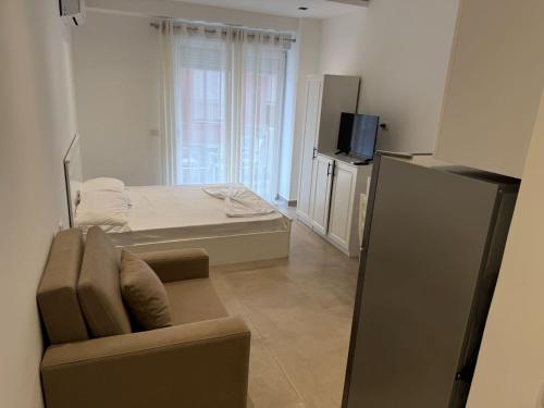 Una televisión o centro de entretenimiento en Guest APARTAMENTS SHENGJIN