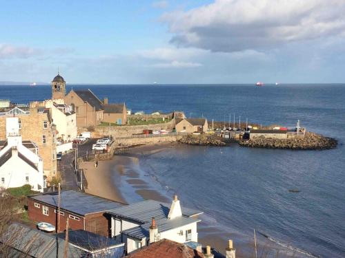 a view of a town with the ocean and buildings at Family seaside home, easy access to Edinburgh in Kinghorn