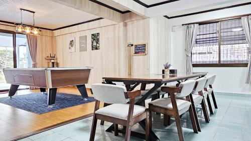 a dining room with a table and a piano at Greta Villa Pattaya ใกล้ชายหาด ใจกลางเมือง in North Pattaya