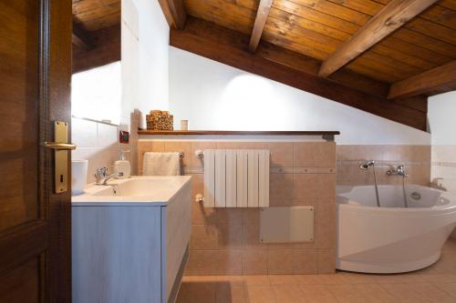 a bathroom with a sink and a tub and a toilet at Monicas Place in Santa Giusta