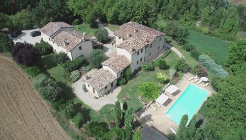 Monte CastelliにあるAgriturismo Le Nociのプール付きの家の航空写真