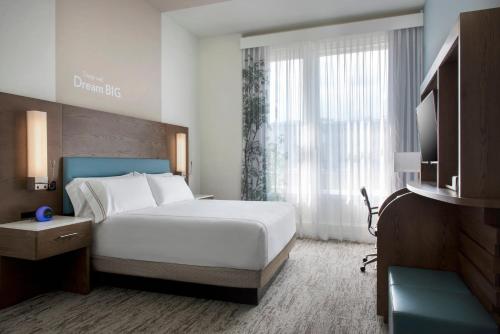 ピッツバーグにあるEVEN Hotel Pittsburgh Downtown by IHGのベッドとテレビがあるホテルの部屋