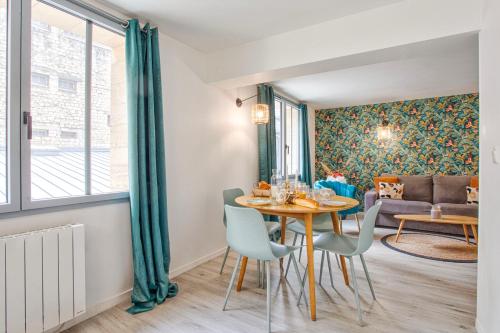 une salle à manger avec une table, des chaises et un canapé dans l'établissement City Affaire, Petit déjeuner OFFERT en Hypercentre, à Caen