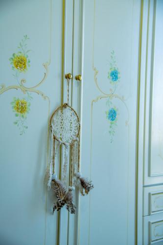 a white door with flowers on the wall at Goccia Bianca - Gocce sul Mare in Savelletri di Fasano