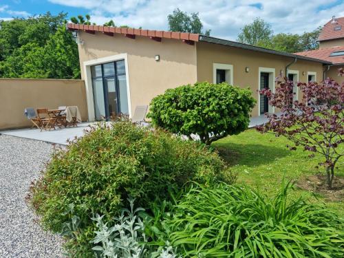 une maison avec un jardin devant dans l'établissement L' Albizia, à Pintheville