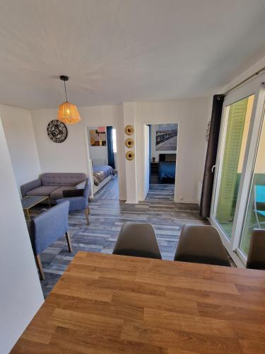 un salon avec une table et des chaises de salle à manger dans l'établissement Cozy appartement t3 lumineux, à Bron