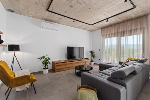 TV a/nebo společenská místnost v ubytování Villa Ani for 8 people near Labin Rabac with private pool and children playground