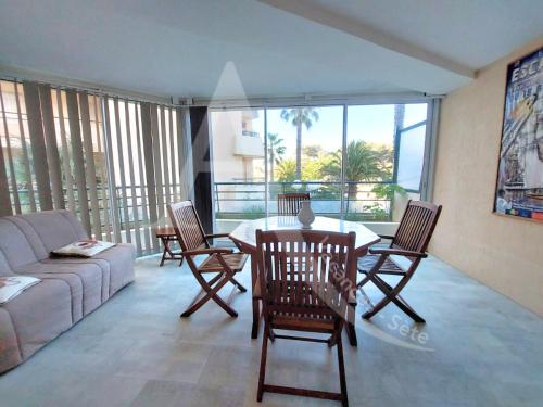 Proche des plages, residence avec piscine, T2 equipe wifi avec garage