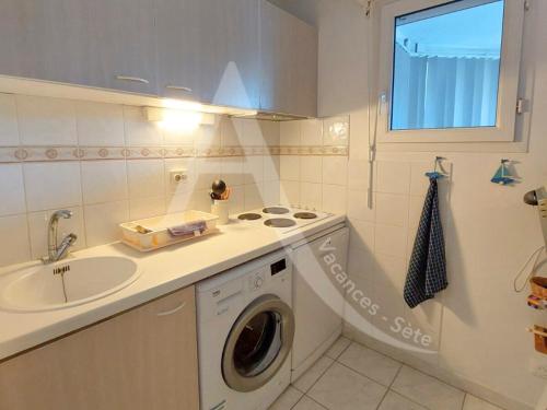 Proche des plages, residence avec piscine, T2 equipe wifi avec garage