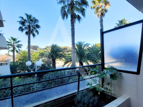 Proche des plages, residence avec piscine, T2 equipe wifi avec garage