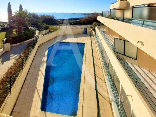 une piscine sur le côté d'un immeuble dans l'établissement Proche des plages, residence avec piscine, T2 equipe wifi avec garage, à Sète