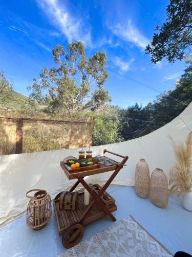 - une table avec un plateau de nourriture au-dessus d'une tente dans l'établissement Bulle du Fangu, à Galéria