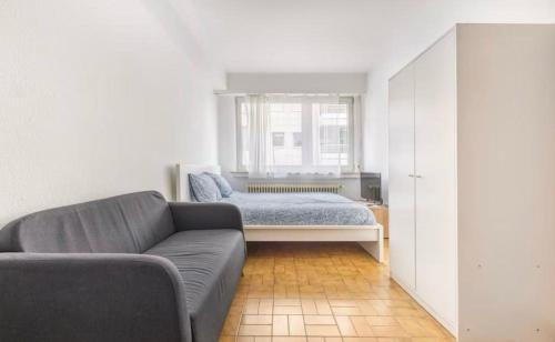 a living room with a couch and a bed at Studio idéal plein centre in Luxembourg