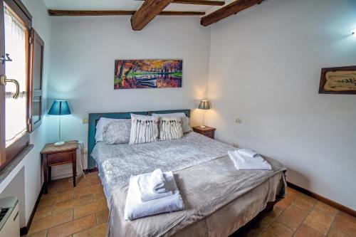 Ένα ή περισσότερα κρεβάτια σε δωμάτιο στο Borgo Faldo - Trilocale con Giardino - 103