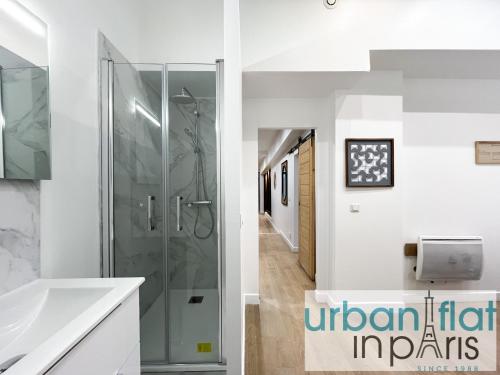 une salle de bain avec douche et lavabo dans l'établissement Urban Flat 52 - Charming 2 BDR Flat in Center of Paris, à Paris