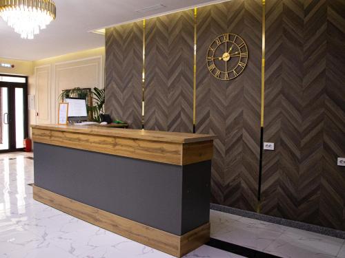 アティラウにあるAGATS hotelの時計付きのロビー
