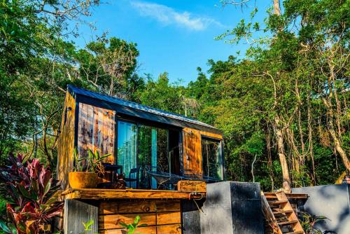 una casa seduta sopra un mucchio di legno di Tiny House with Views and Jacuzzi in Anton Valley a Las Colinas