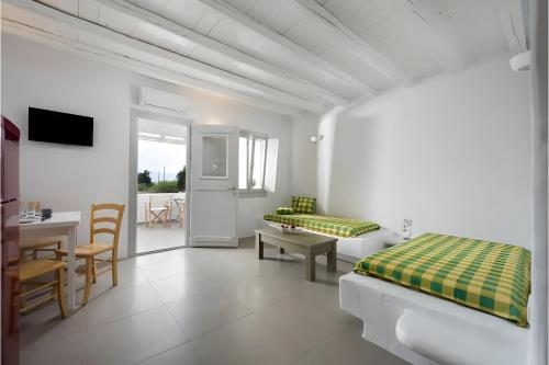 En eller flere senge i et værelse på Echinousa Kimolos Maisonette no3
