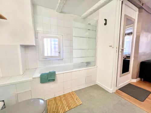 a bathroom with a tub and a window at L'Antique - Cocon, Centre Historique, Wifi , 4 lits, 6 personnes in Istres