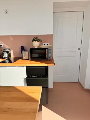 Η κουζίνα ή μικρή κουζίνα στο Maisonette vue mer 500m de la plage