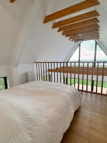 Ένα ή περισσότερα κρεβάτια σε δωμάτιο στο Maisonette vue mer 500m de la plage