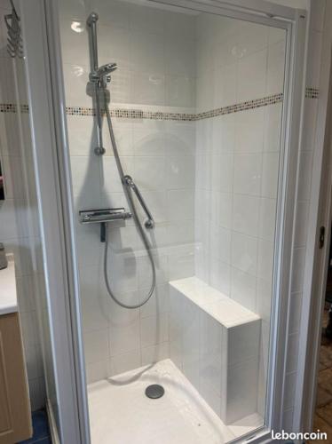 une douche dans une salle de bain avec une porte vitrée dans l'établissement Maison de keringar Vian, Entre terre et mer LE CONQUET, au Conquet