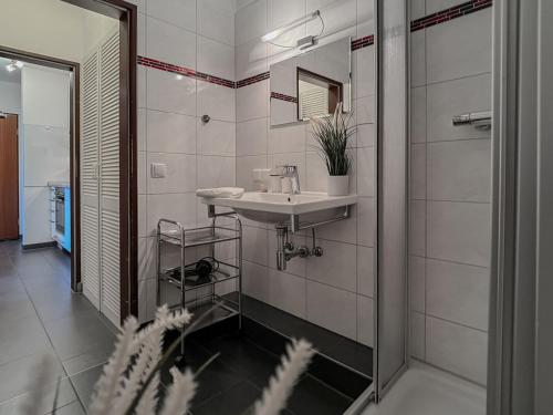 a bathroom with a sink and a mirror at FeWo Schiffsblick - Horumersiel in Horumersiel