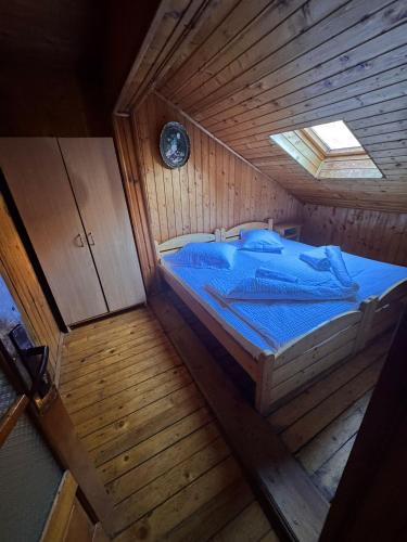 Katil atau katil-katil dalam bilik di Rustic House