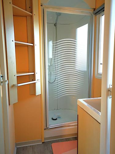 une salle de bain avec une douche en verre et un lavabo dans l'établissement MH FAMILLE plus Puy duFou 3 chbr 6 pers 200HM, à La Boissière-de-Montaigu