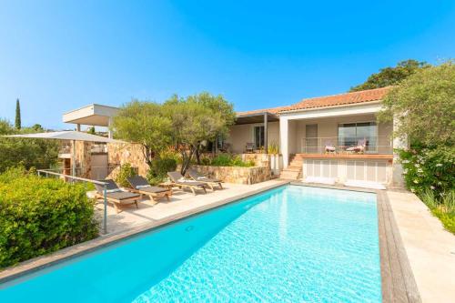 une piscine dans l'arrière-cour d'une maison dans l'établissement Ecrin de Pinarello, à Pinarellu