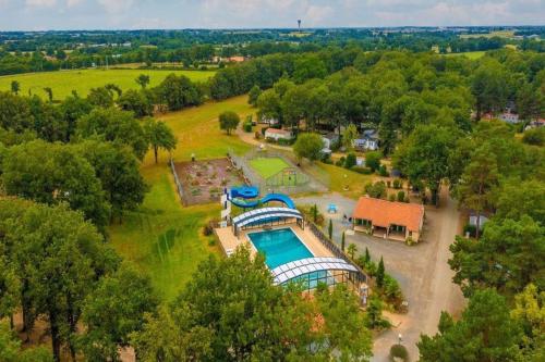 - une vue sur le parc et la piscine dans l'établissement MH FAMILLE plus Puy duFou 3 chbr 6 pers 200HM, à La Boissière-de-Montaigu