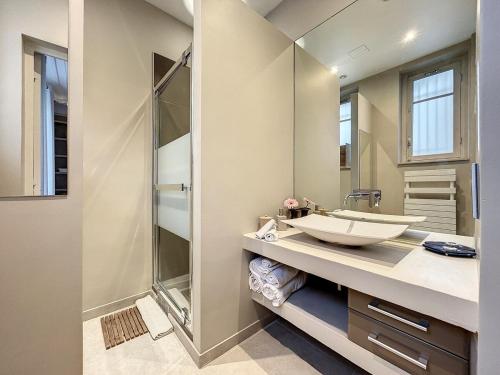 une salle de bain avec un lavabo et une douche dans l'établissement Executive Apartment - Hotel Particulier, Paris 16, à Paris