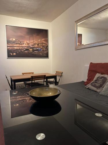 une chambre avec une table et un bol sur un comptoir dans l'établissement Spacious flat, 7 people, 5 beds, à Louvres