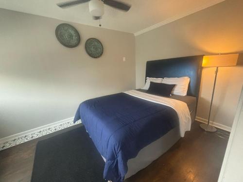 1 dormitorio con 1 cama y 2 relojes en la pared en Charming 2bd apartment with AC Wi-Fi in Atlanta, en Atlanta