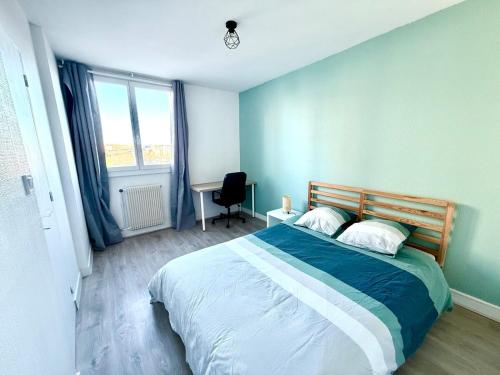 une chambre avec un lit, un bureau et une fenêtre dans l'établissement Appartement au pied du métro., à Toulouse