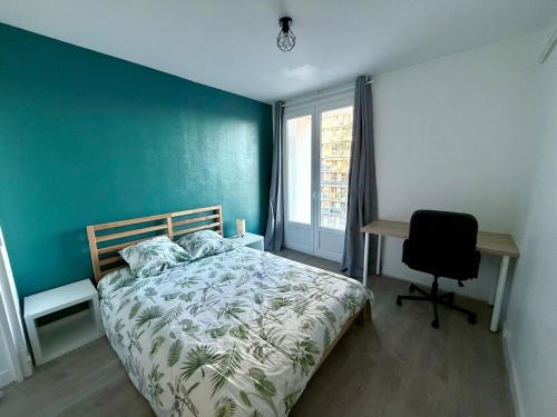 une chambre avec un lit, un bureau et une chaise dans l'établissement Appartement au pied du métro., à Toulouse