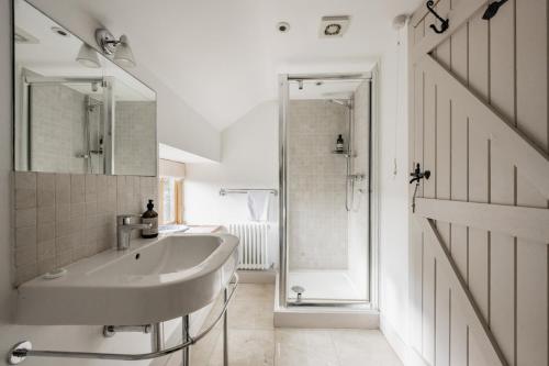 Vannituba majutusasutuses Barn Owl Cottage, Field Dalling