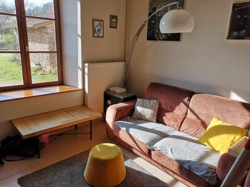 - un salon avec un canapé et un tabouret dans l'établissement La Houssière Maison à la campagne, à La Houssière