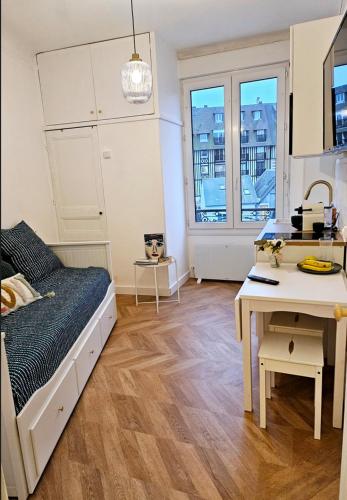 - une chambre avec un lit et un bureau dans l'établissement Studio Cœur de Deauville à 10 minutes à pied de la plage, à Deauville