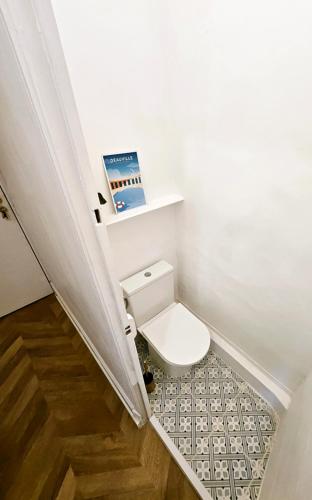 d'une petite salle de bains avec toilettes d'angle. dans l'établissement Studio Cœur de Deauville à 10 minutes à pied de la plage, à Deauville