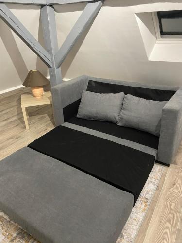 un salon avec un canapé et une table dans l'établissement Au Pays Des Cigognes, à Colmar