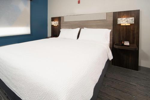 a large white bed in a hotel room at Holiday Inn Express - Canyon by IHG in Canyon