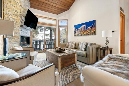 Fotografie z fotogalerie ubytování Cozy Townhouse in Avon v destinaci Avon